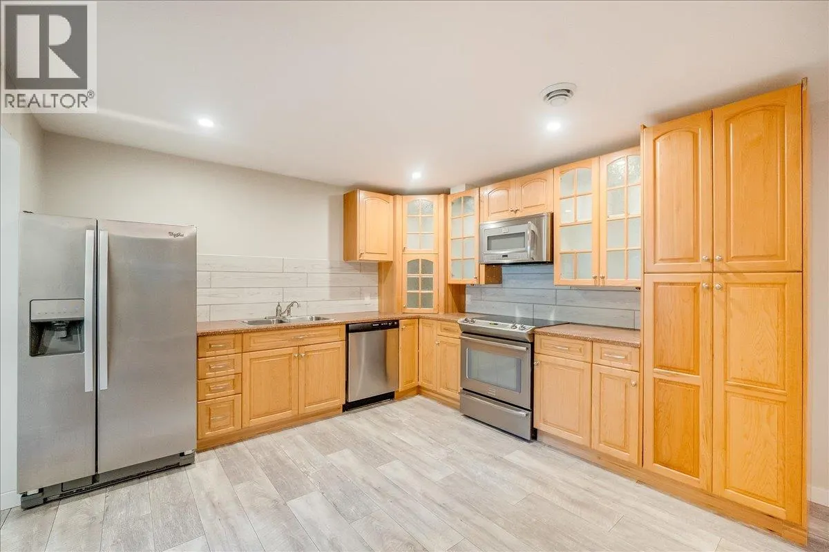 1916 Riverside Crescent