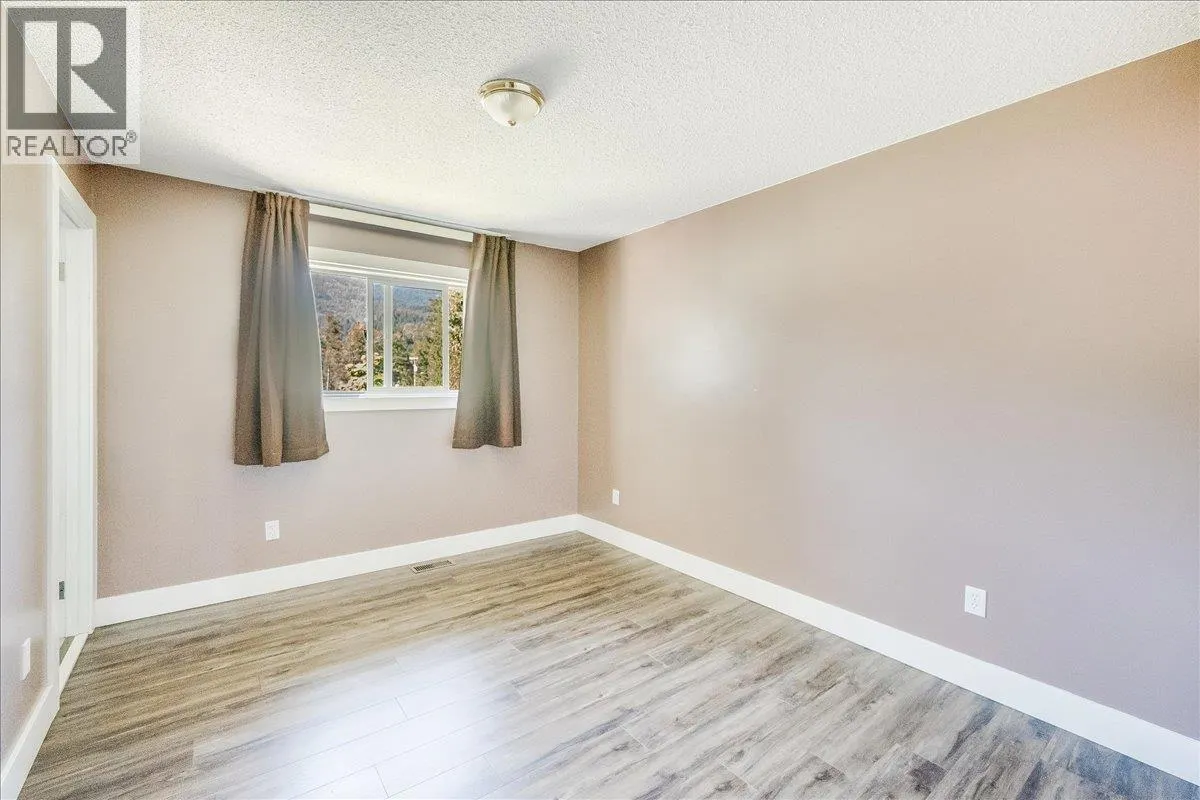 1916 Riverside Crescent