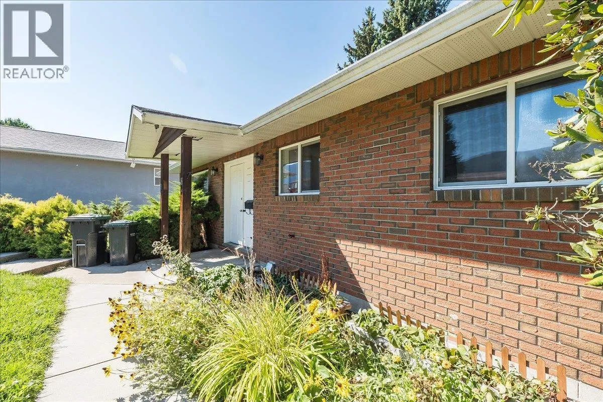 1916 Riverside Crescent