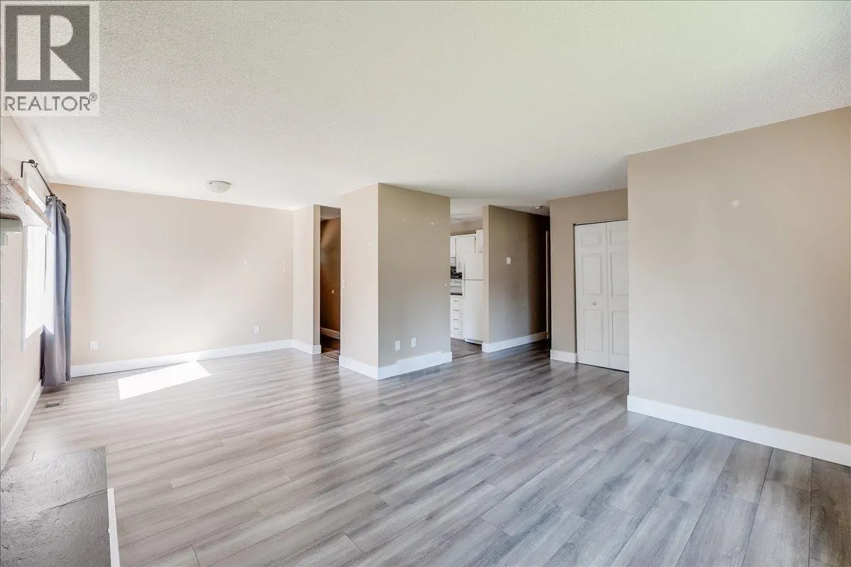 1916 Riverside Crescent