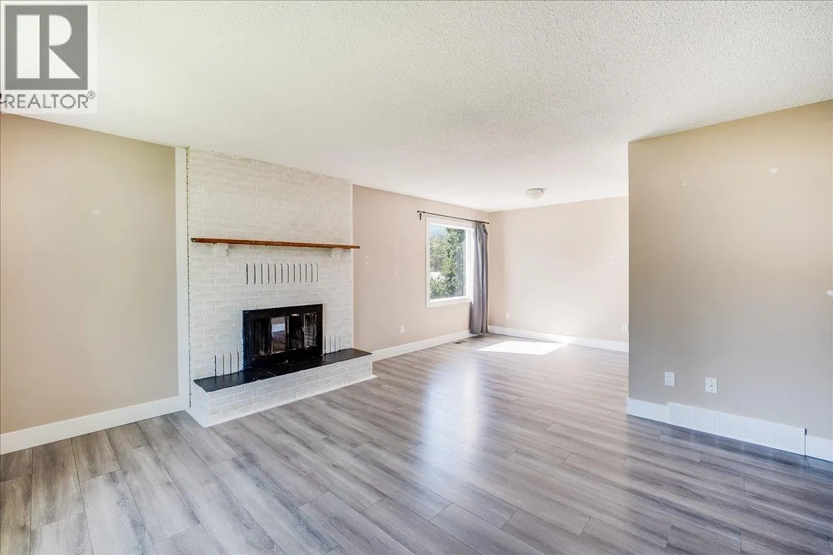1916 Riverside Crescent
