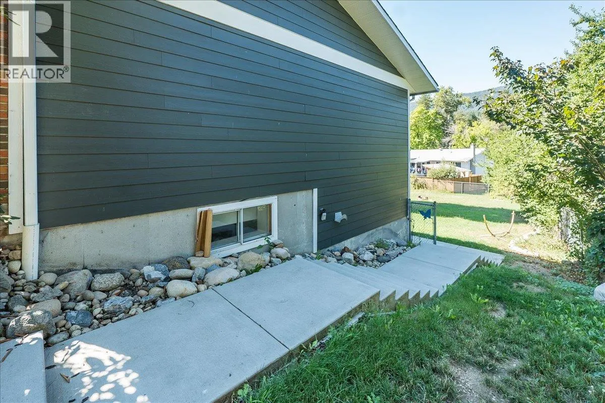 1916 Riverside Crescent