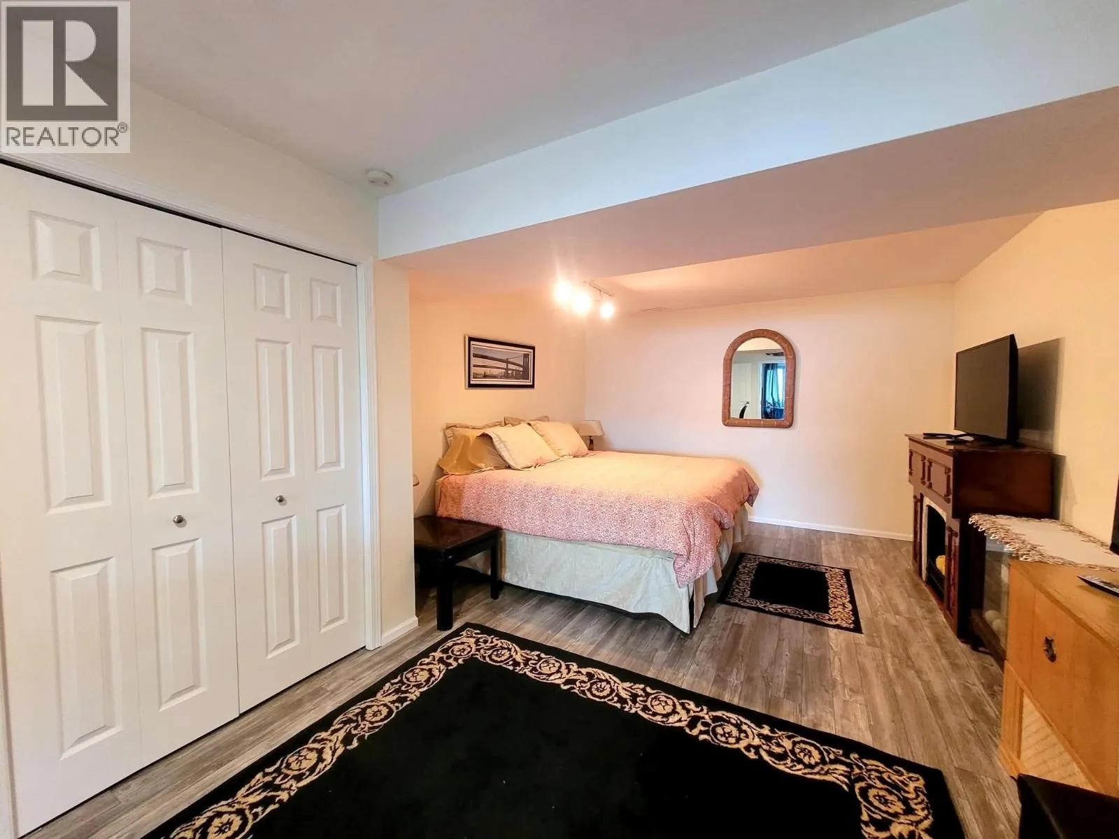 4410 Lakeshore Road NE