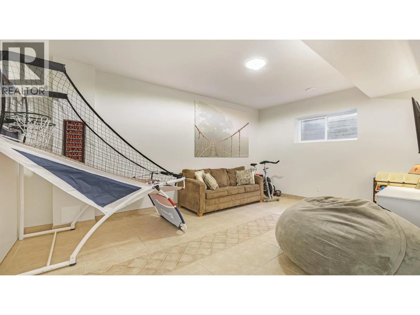 1910 PINERIDGE Drive