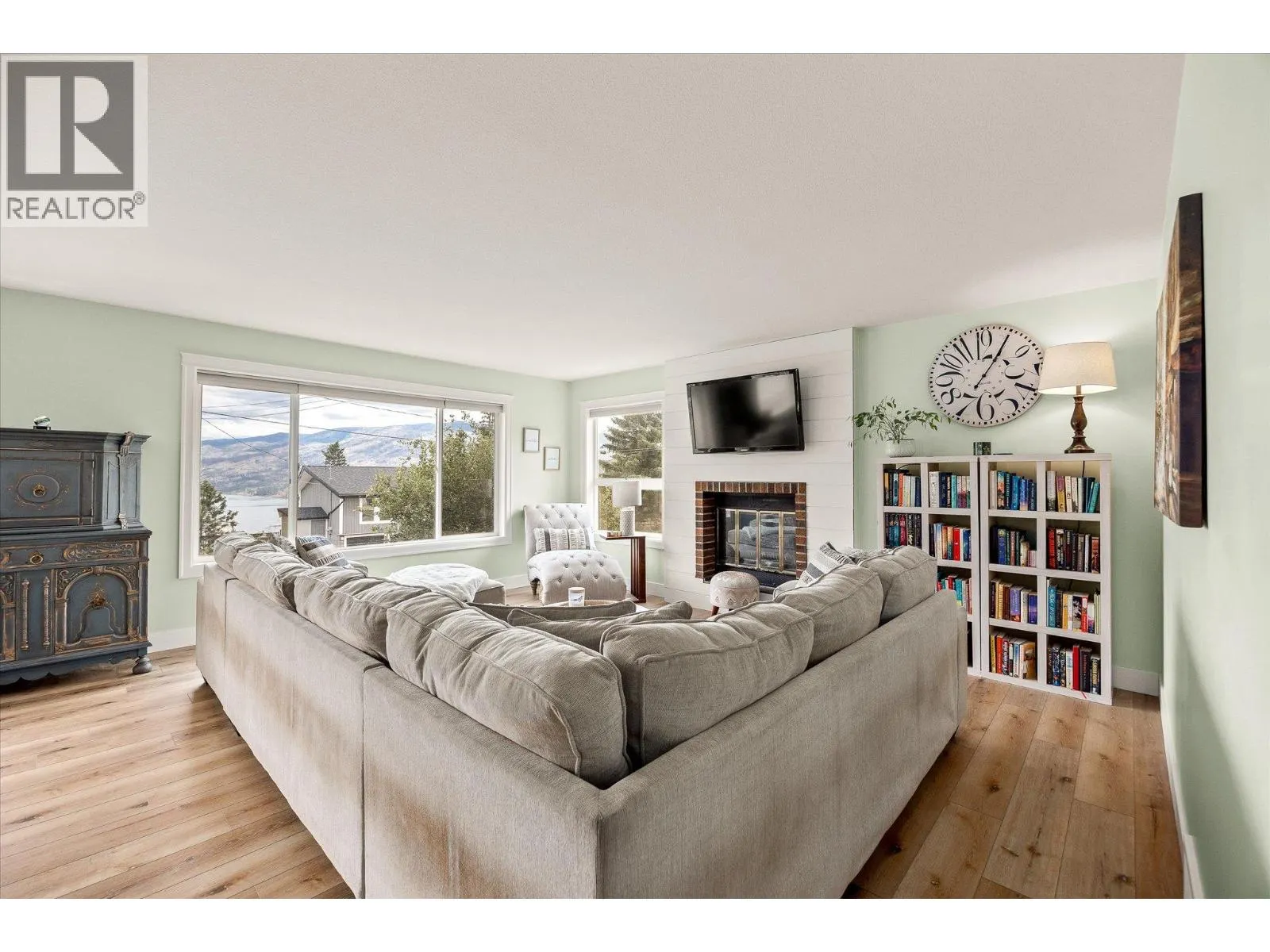 5749 MacKenzie Road