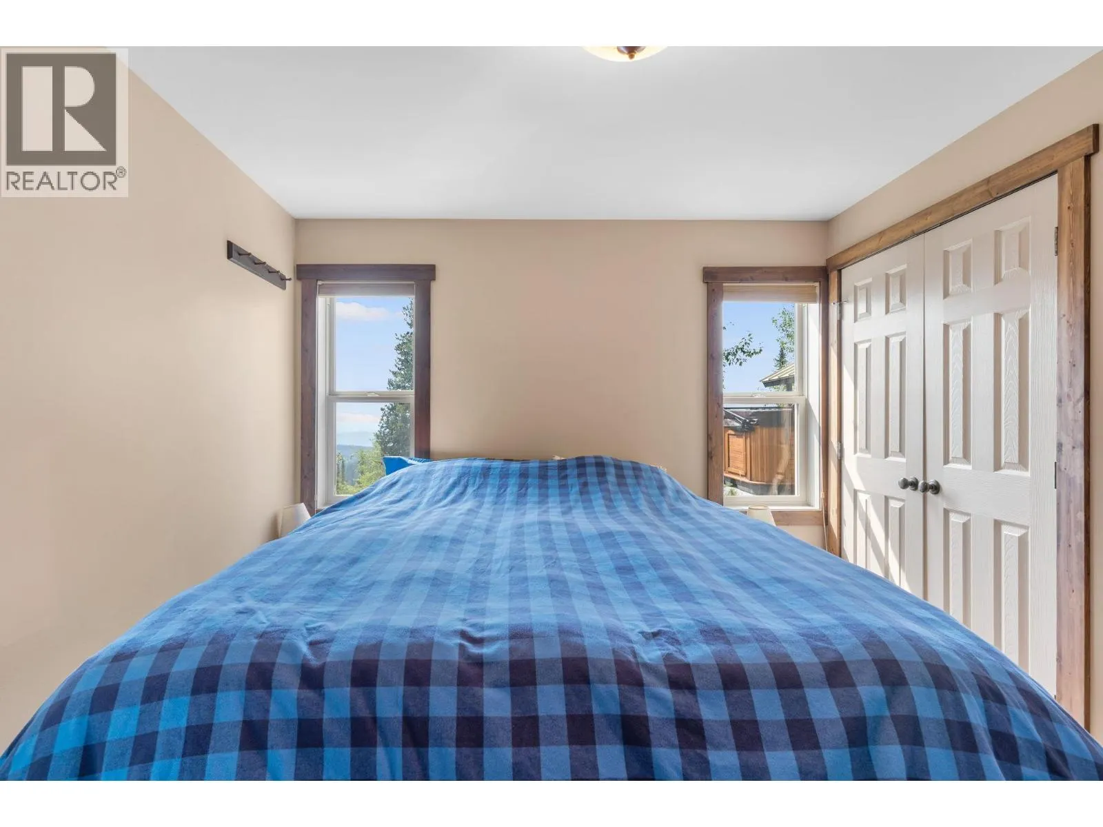5890 Snow Pines Crescent
