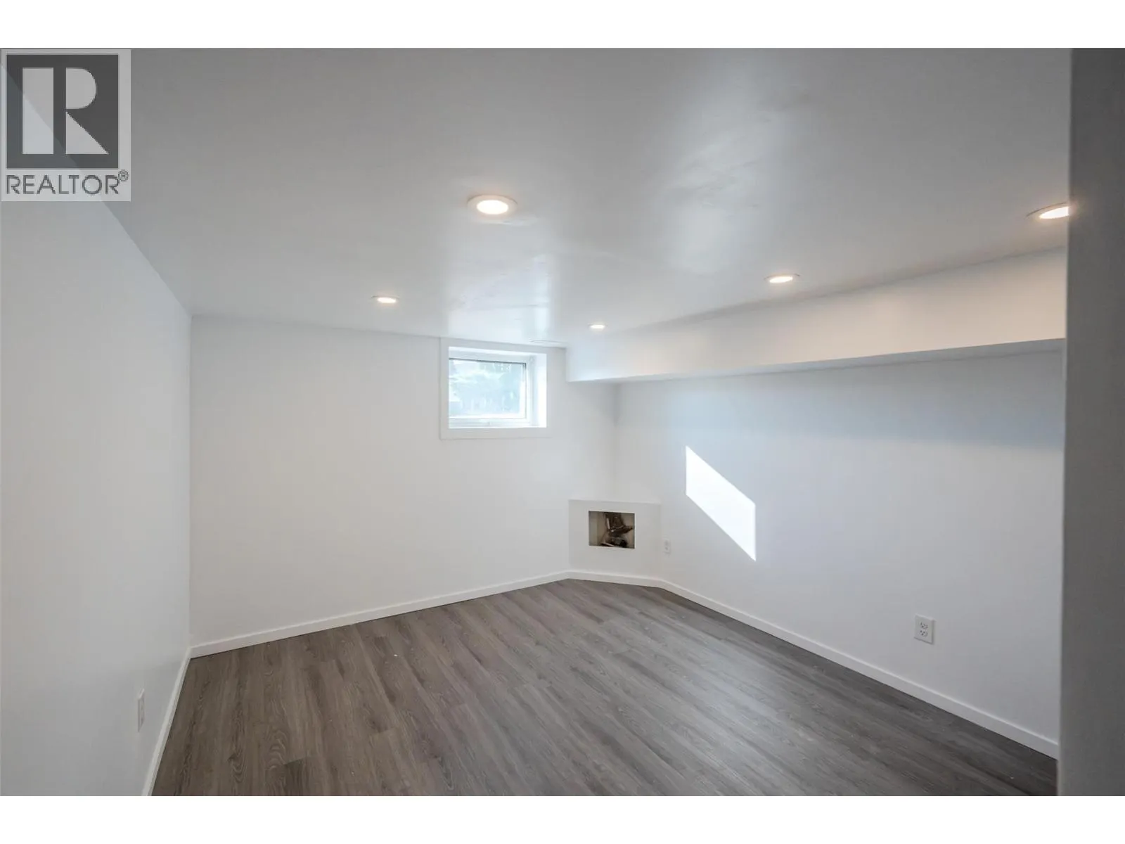 6556 Kootenay Street
