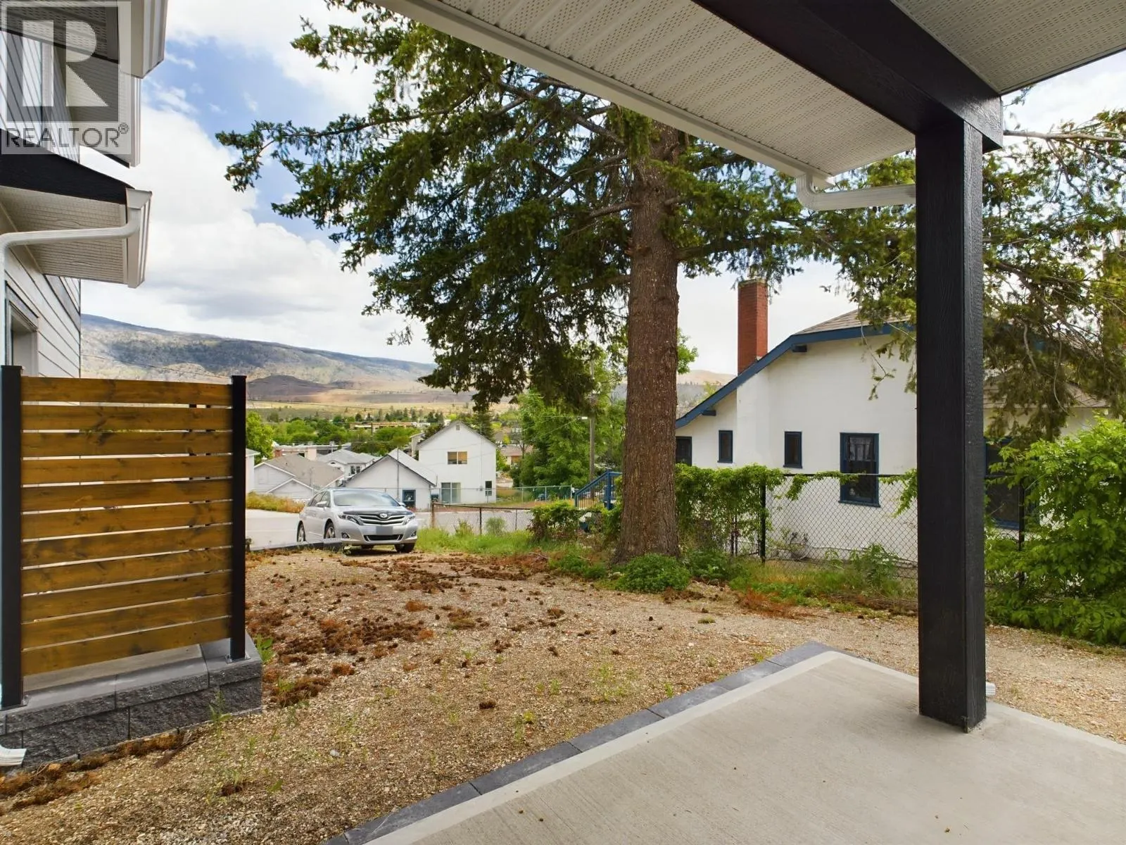 555 EARLE Crescent