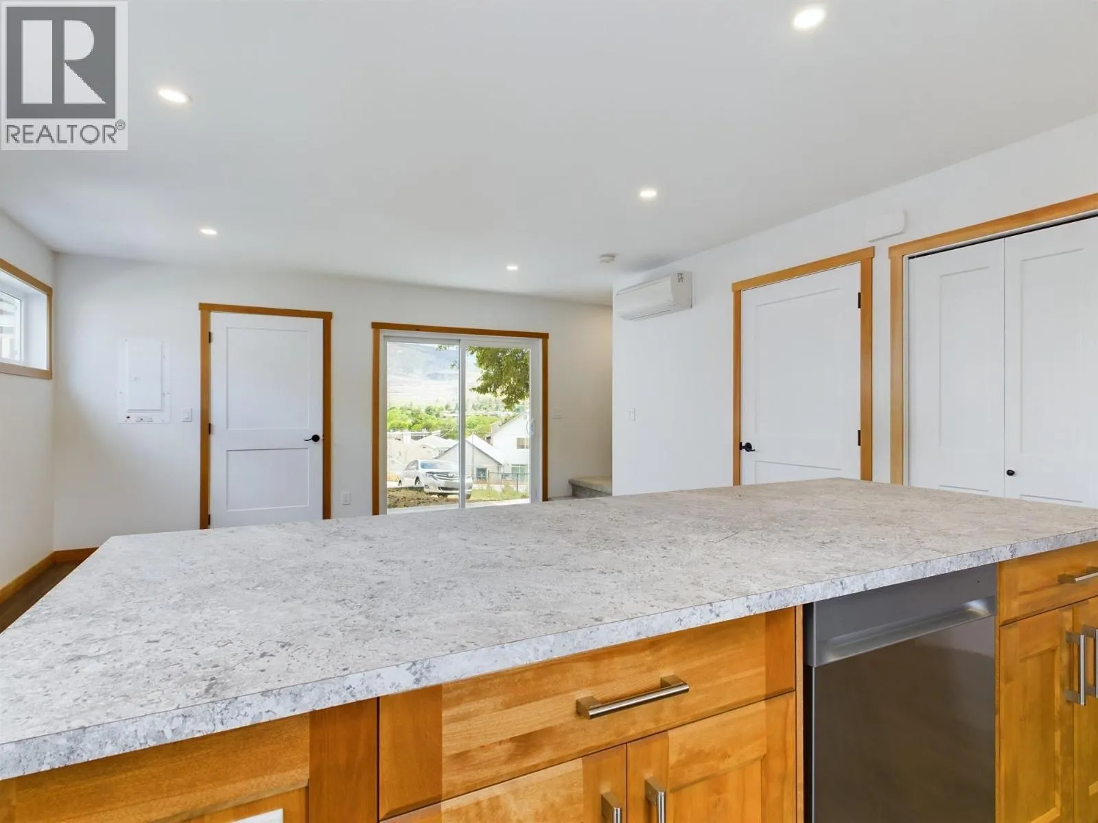 555 EARLE Crescent