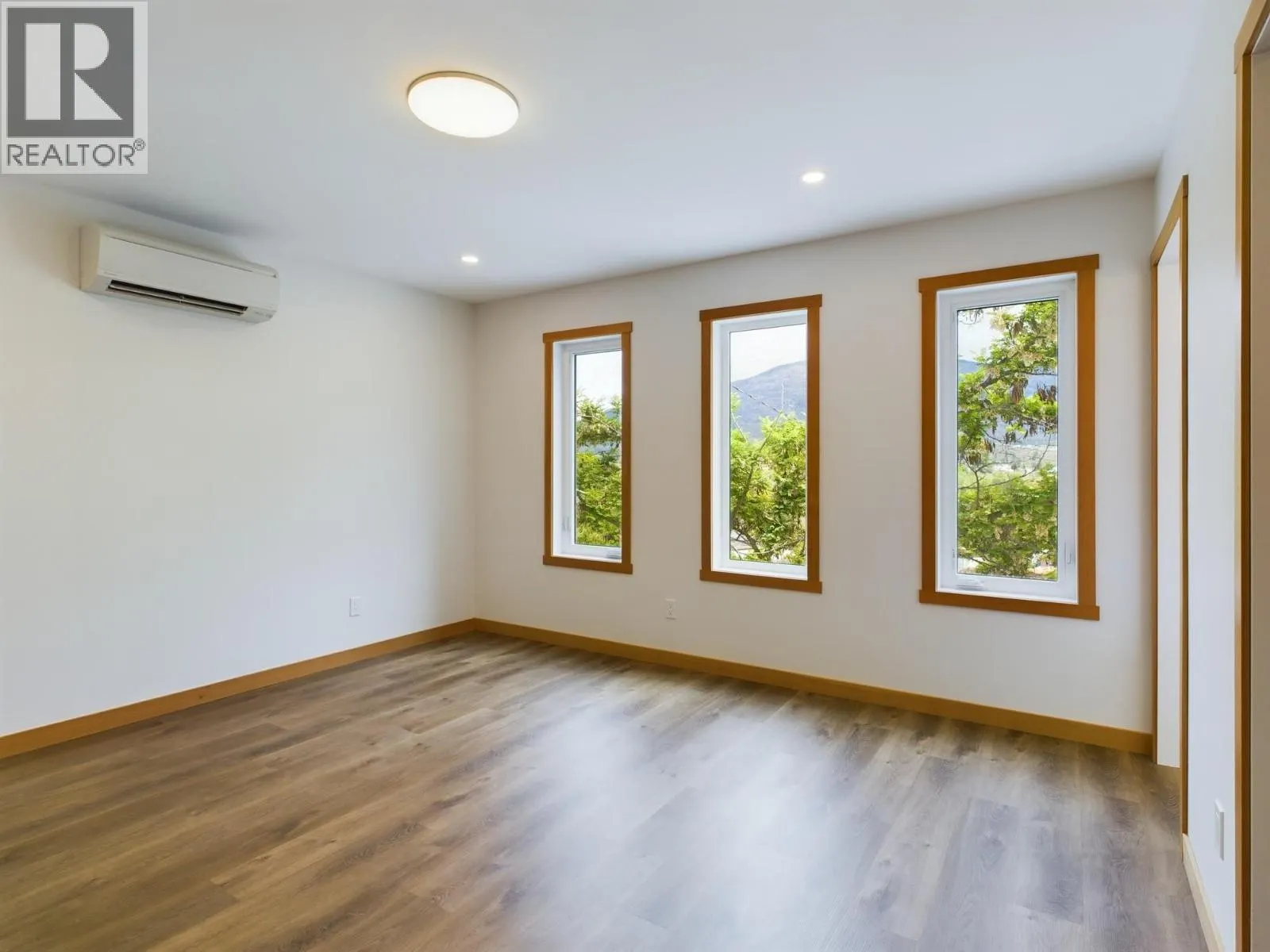 555 EARLE Crescent