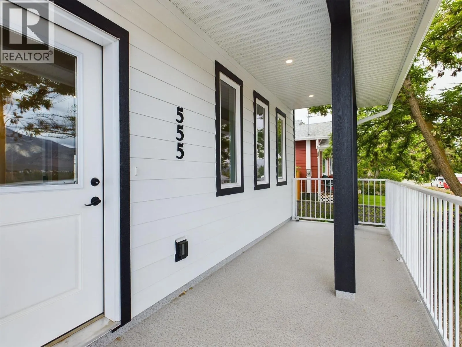 555 EARLE Crescent