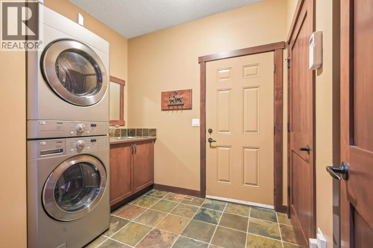 885 COPPERVIEW Close