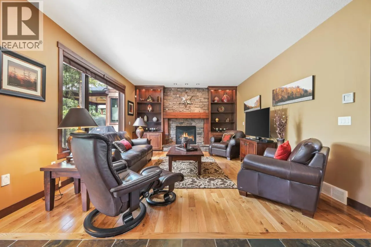 885 COPPERVIEW Close