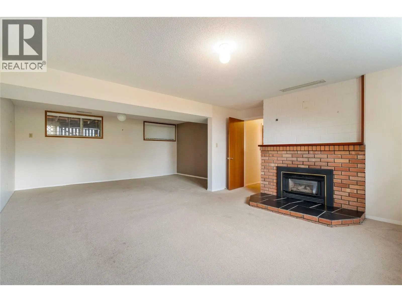 1160 Lakeshore Road NE