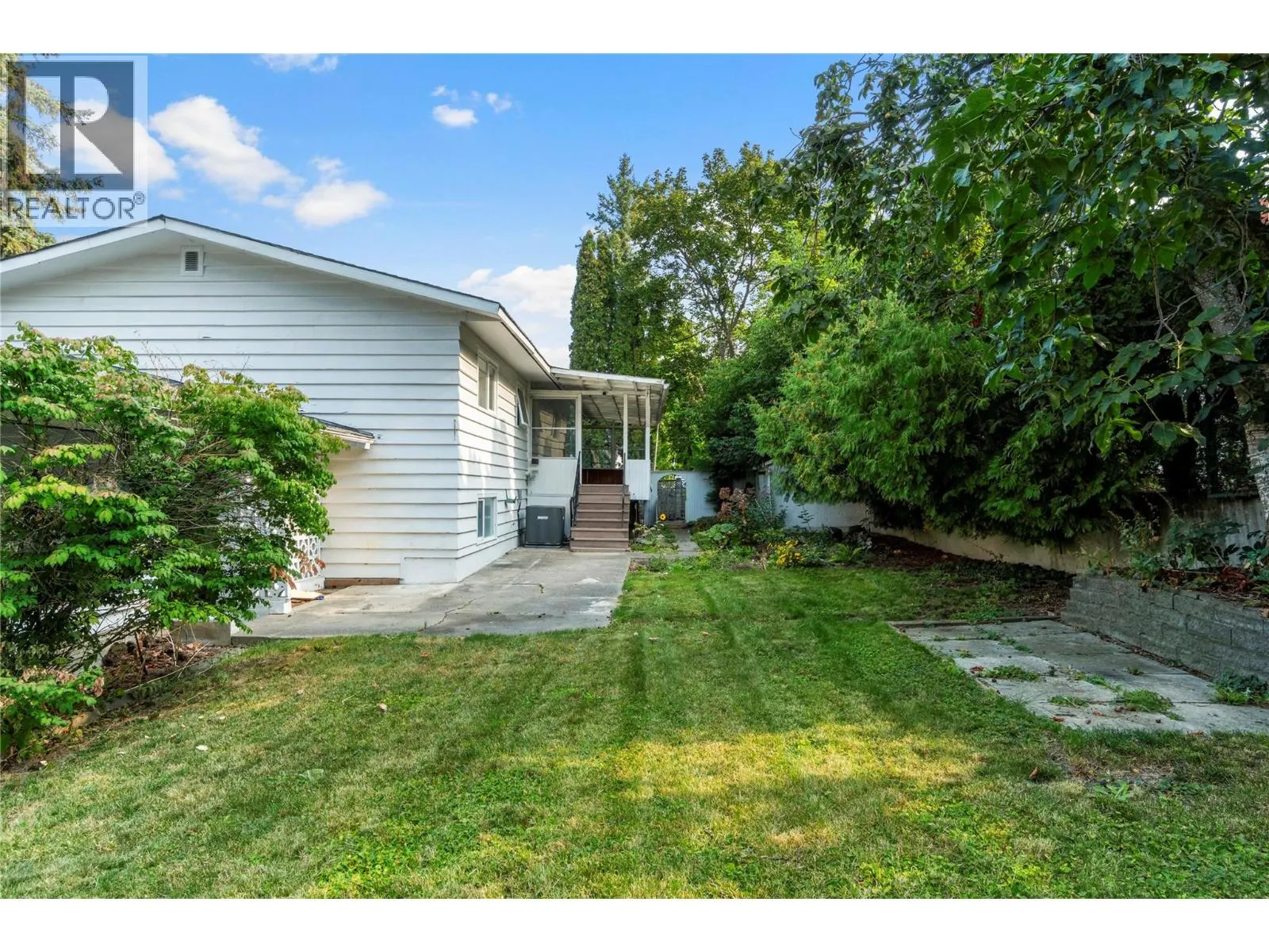 1160 Lakeshore Road NE