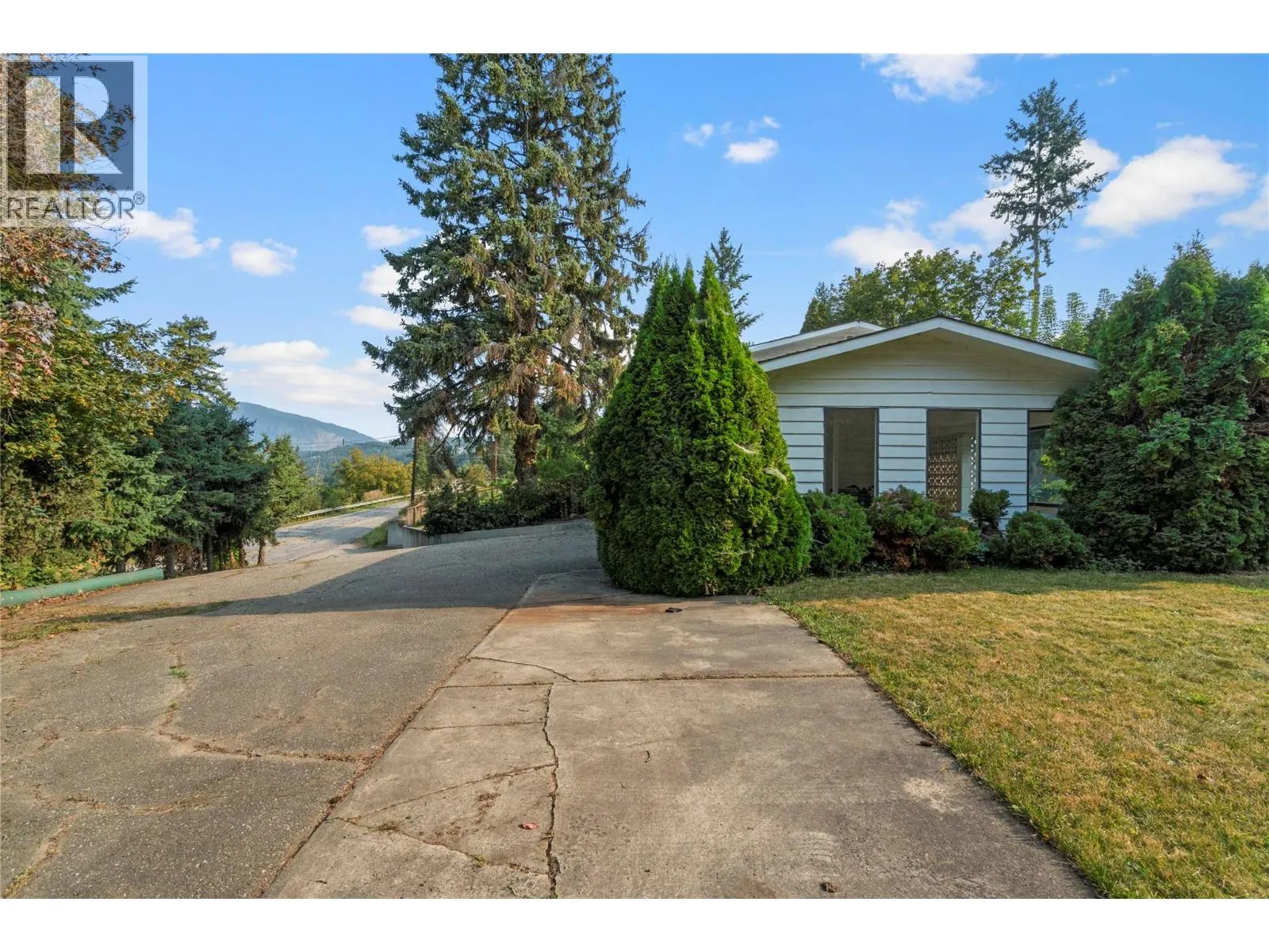 1160 Lakeshore Road NE