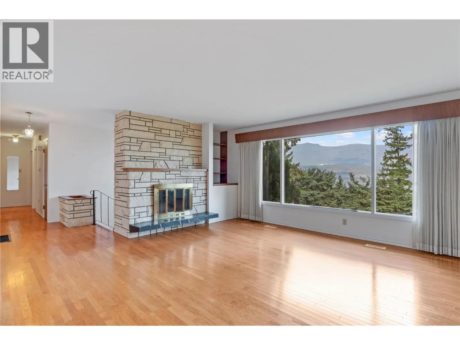 1160 Lakeshore Road NE