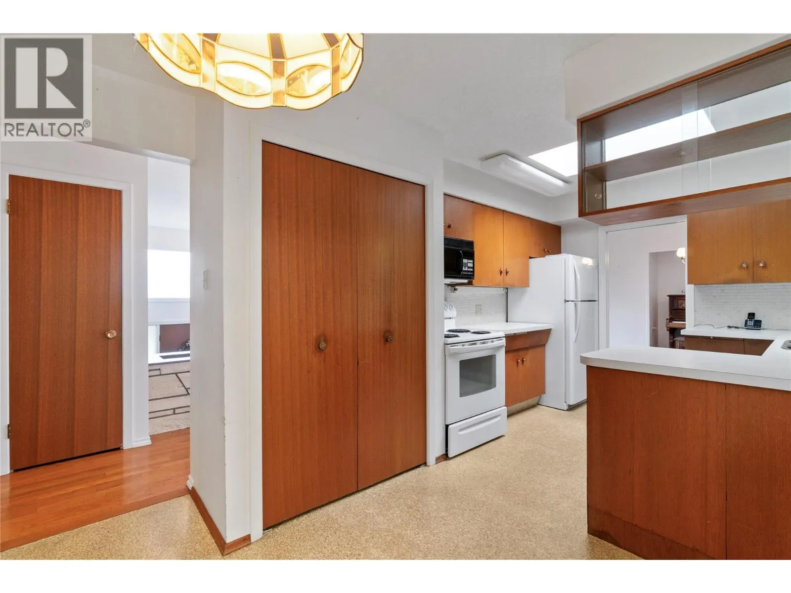 1160 Lakeshore Road NE