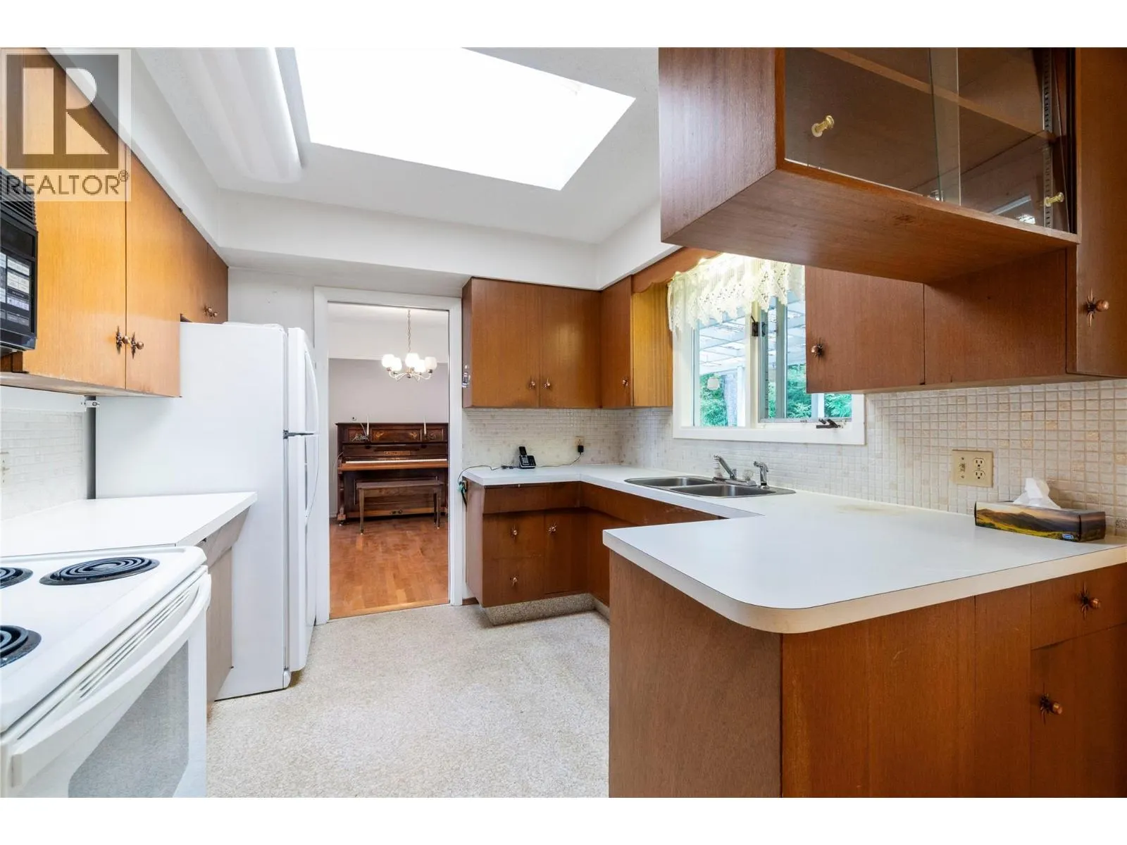 1160 Lakeshore Road NE