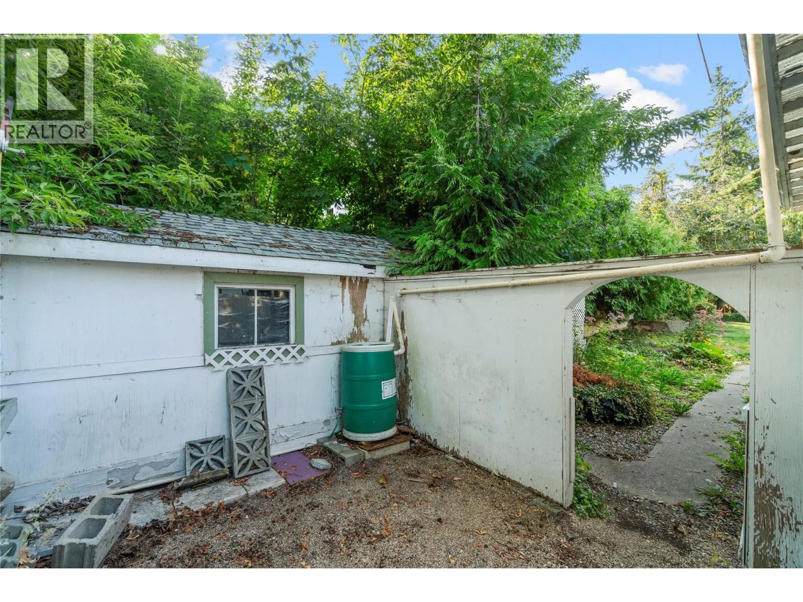 1160 Lakeshore Road NE