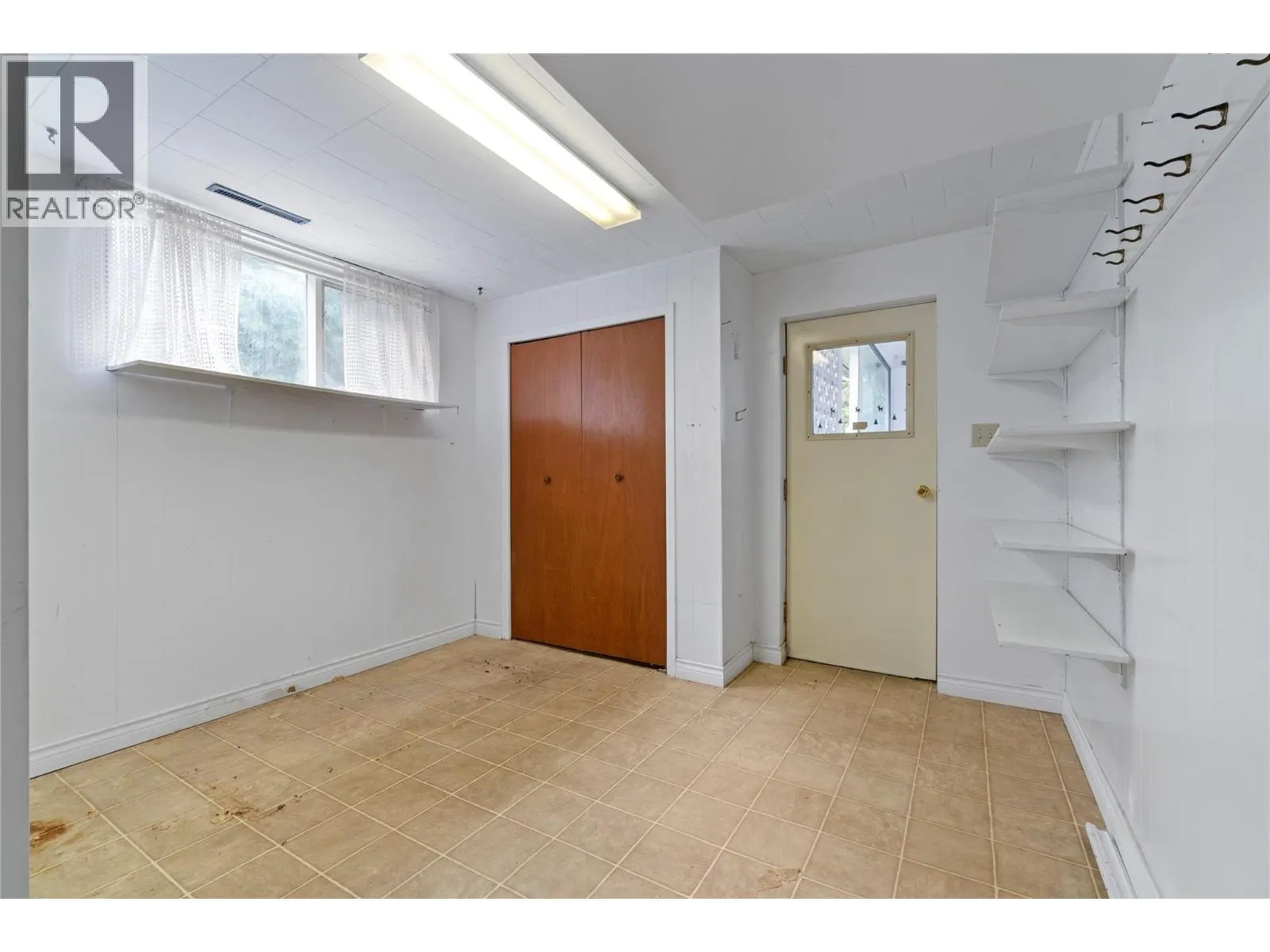 1160 Lakeshore Road NE