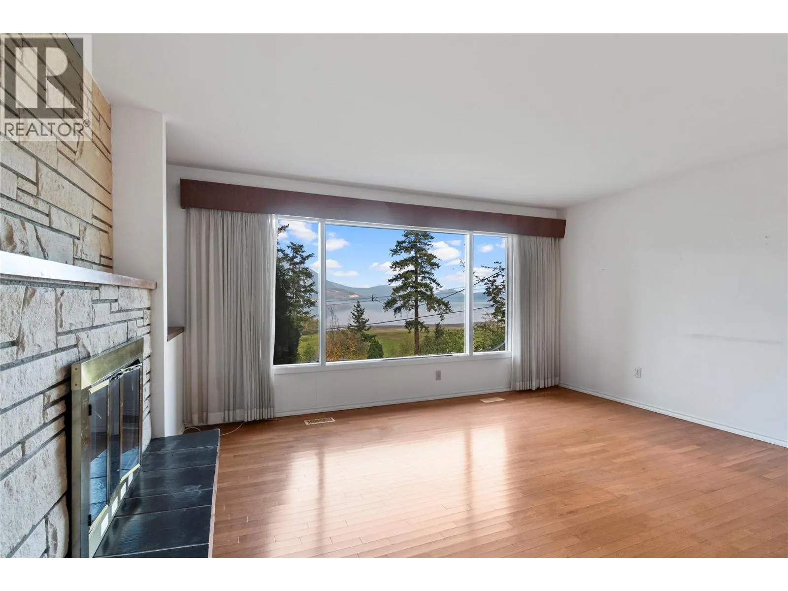 1160 Lakeshore Road NE