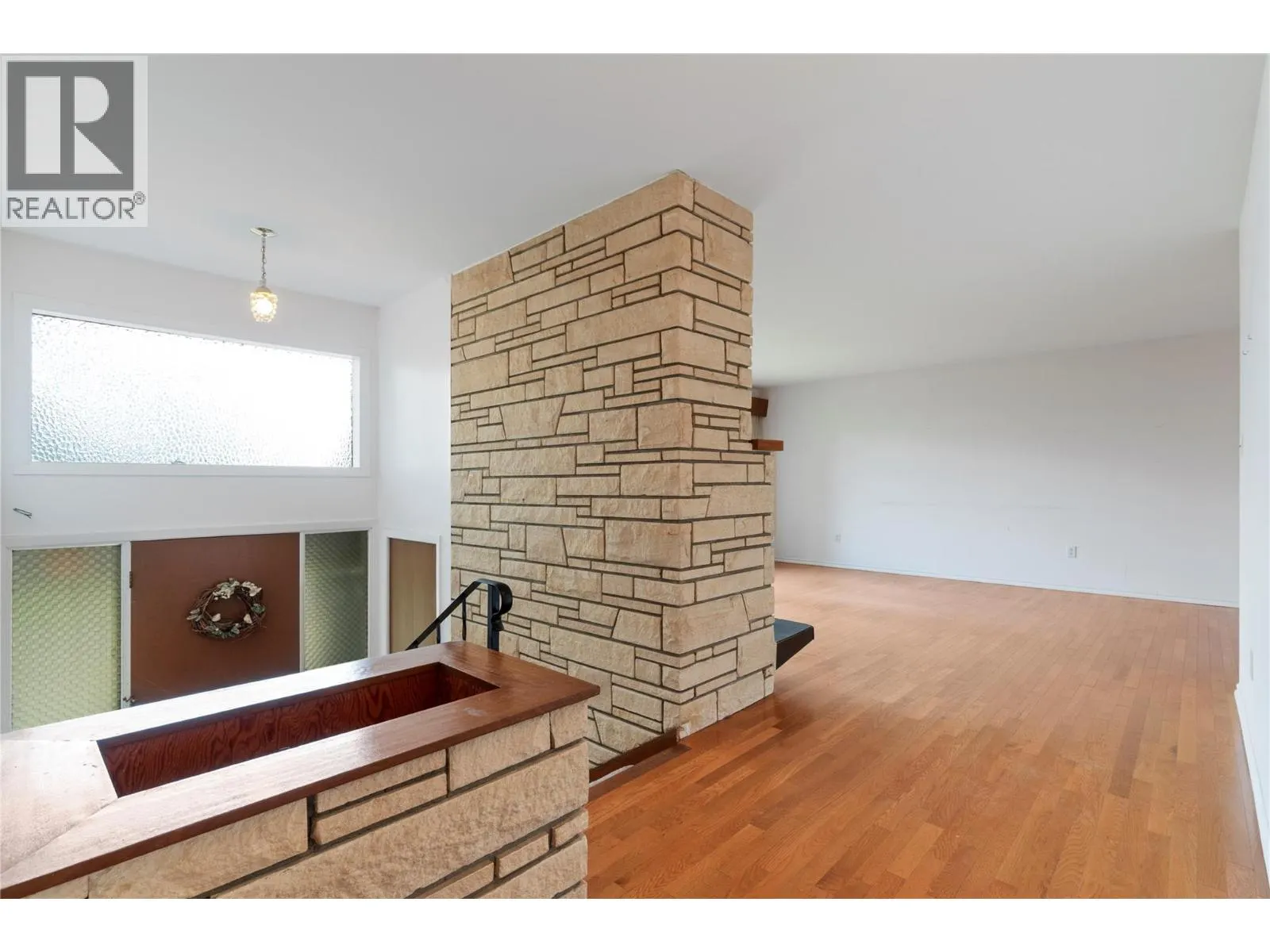 1160 Lakeshore Road NE