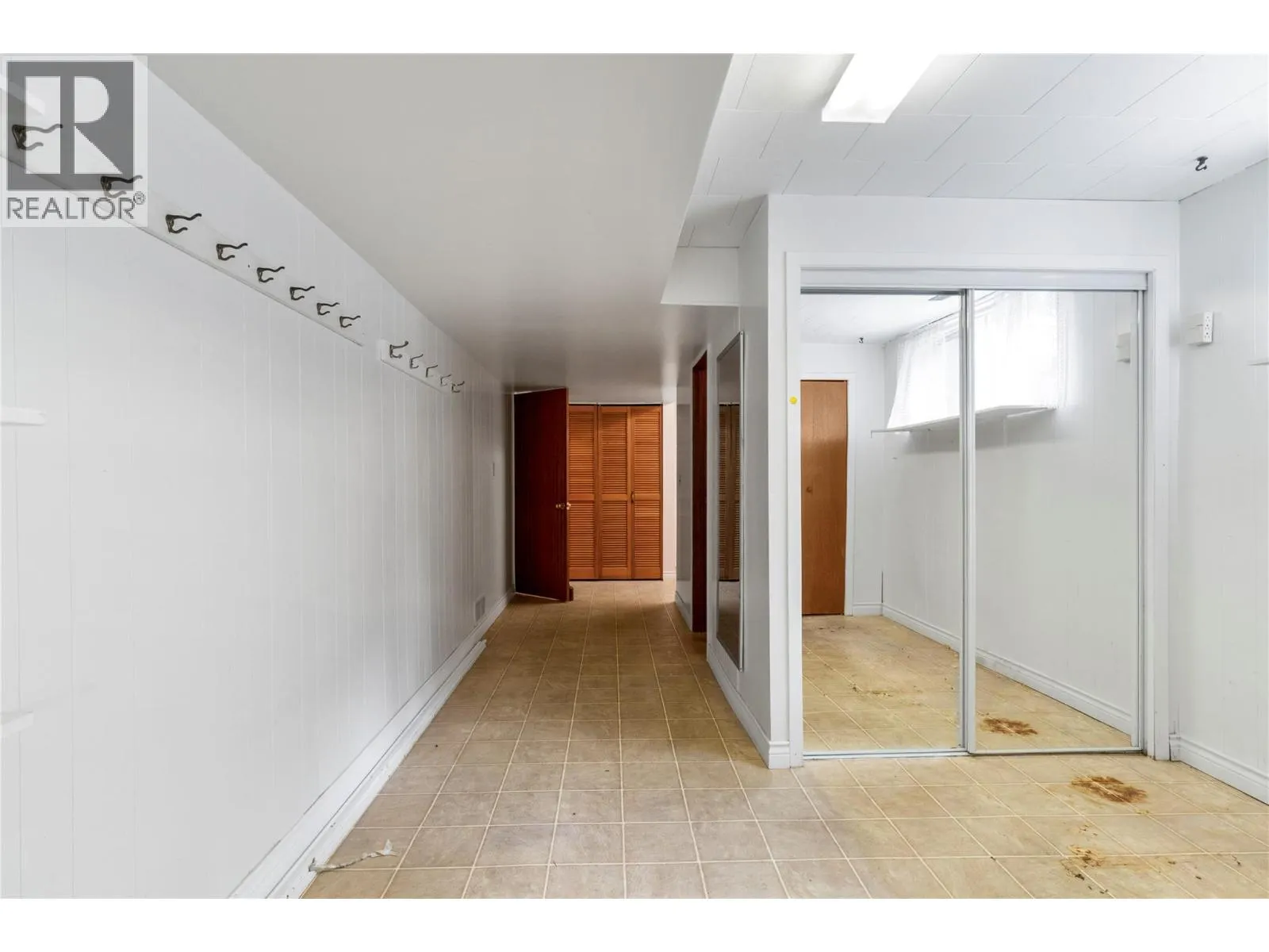 1160 Lakeshore Road NE