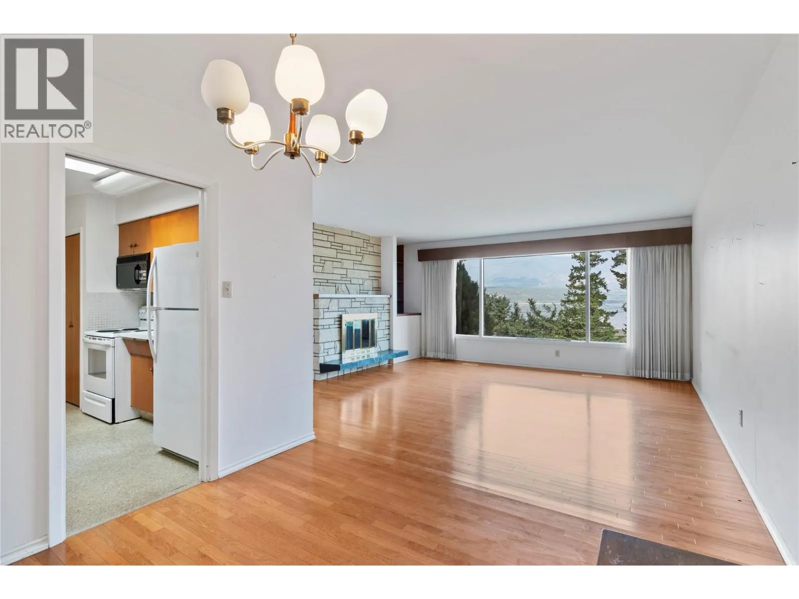 1160 Lakeshore Road NE