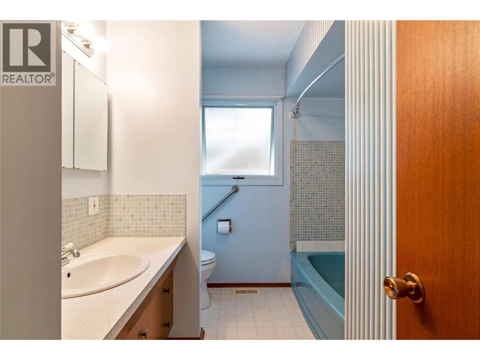 1160 Lakeshore Road NE