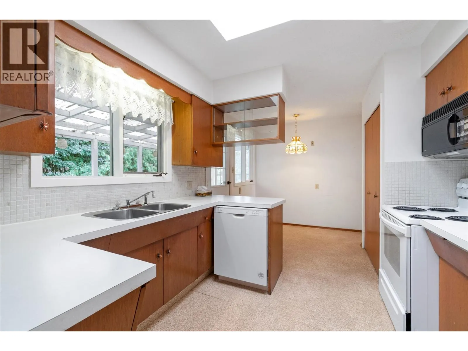 1160 Lakeshore Road NE