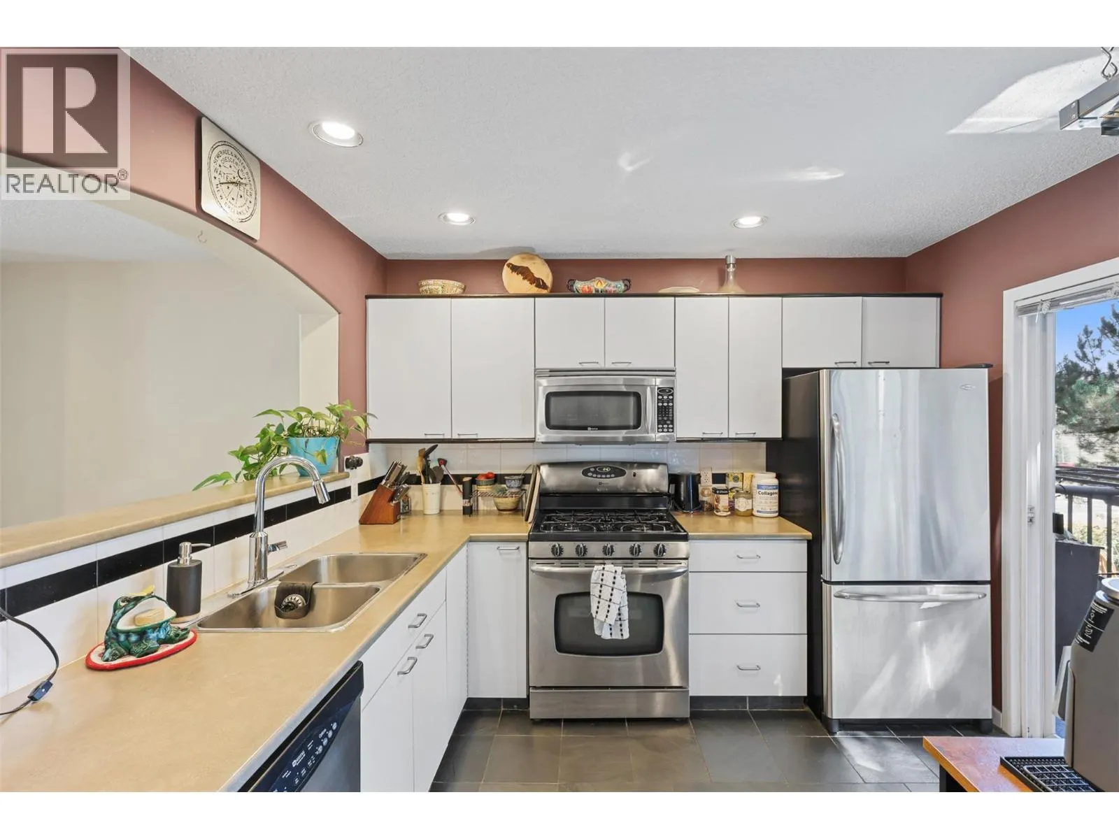 411 ABERDEEN Drive Unit# 25