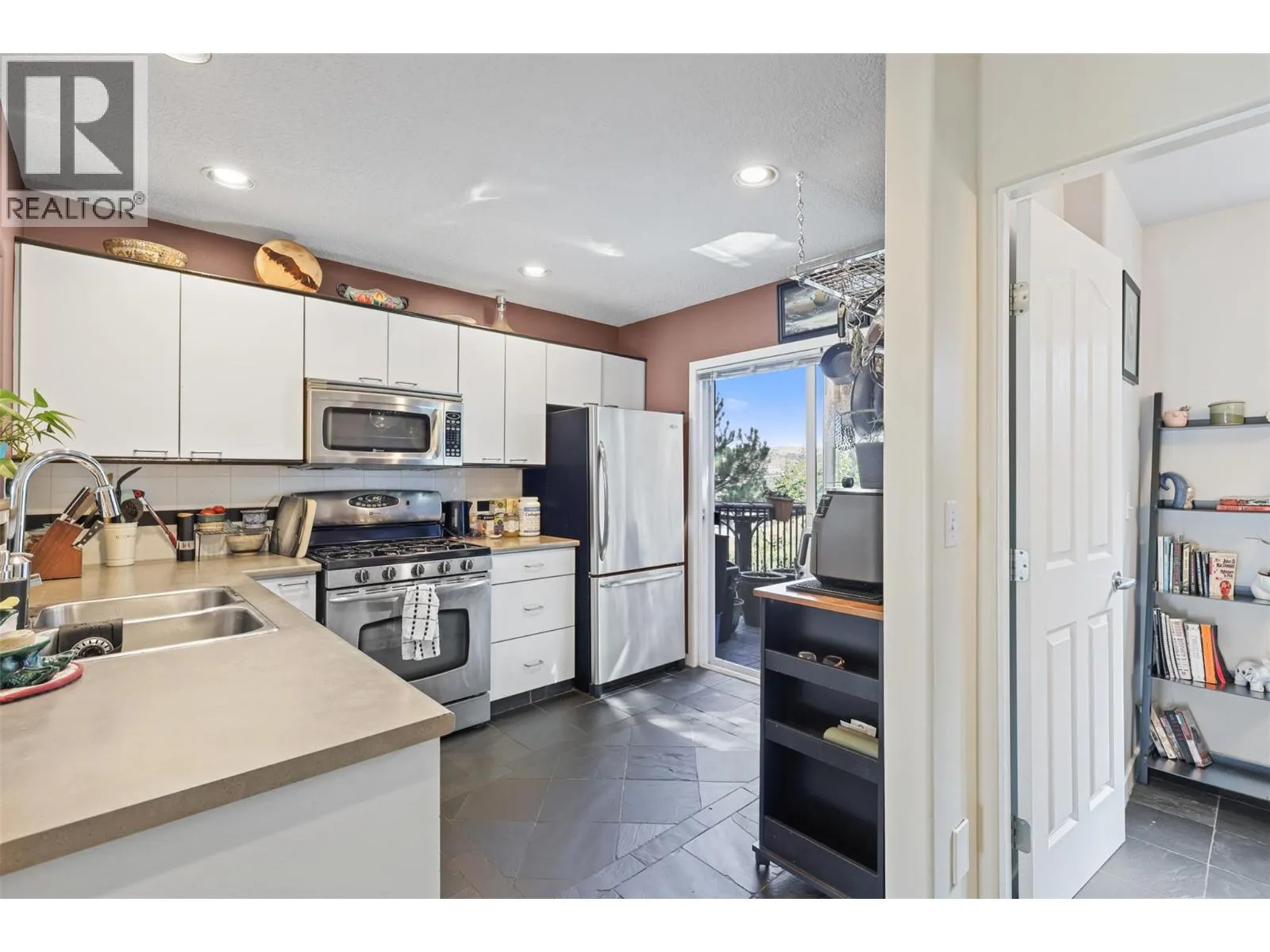 411 ABERDEEN Drive Unit# 25