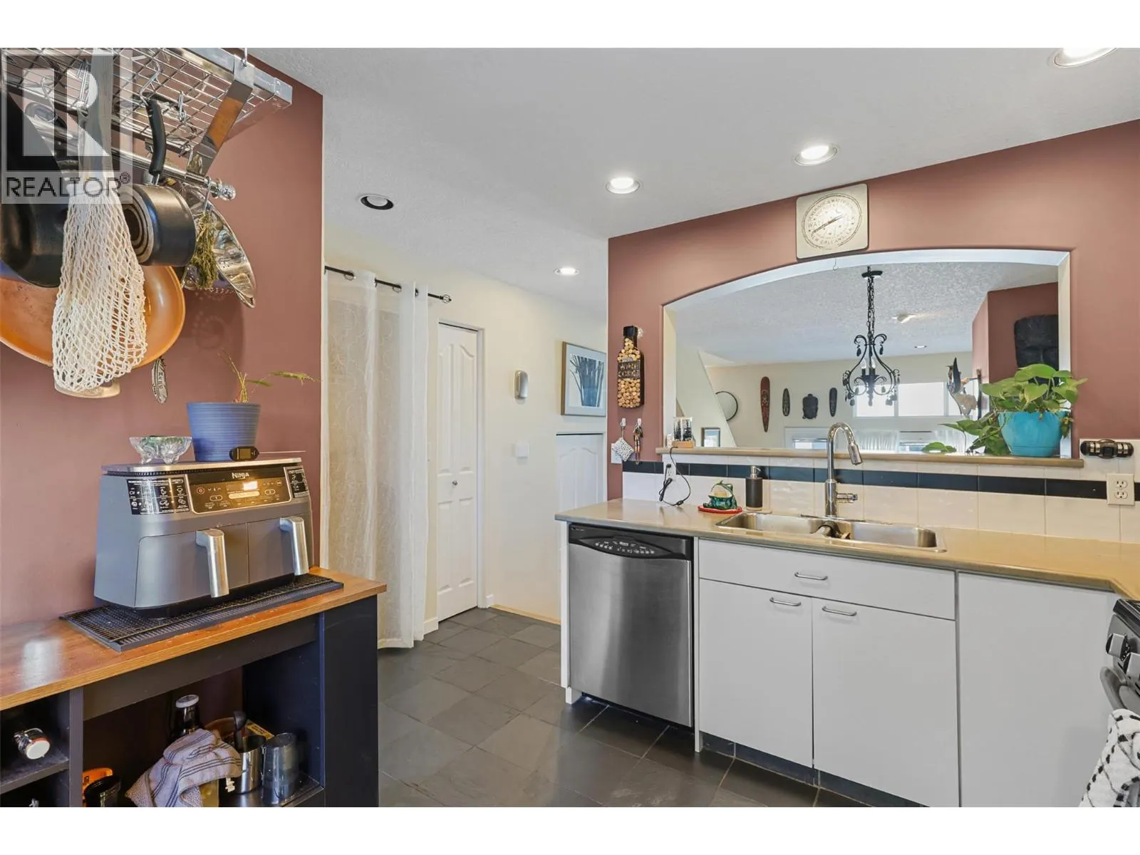 411 ABERDEEN Drive Unit# 25