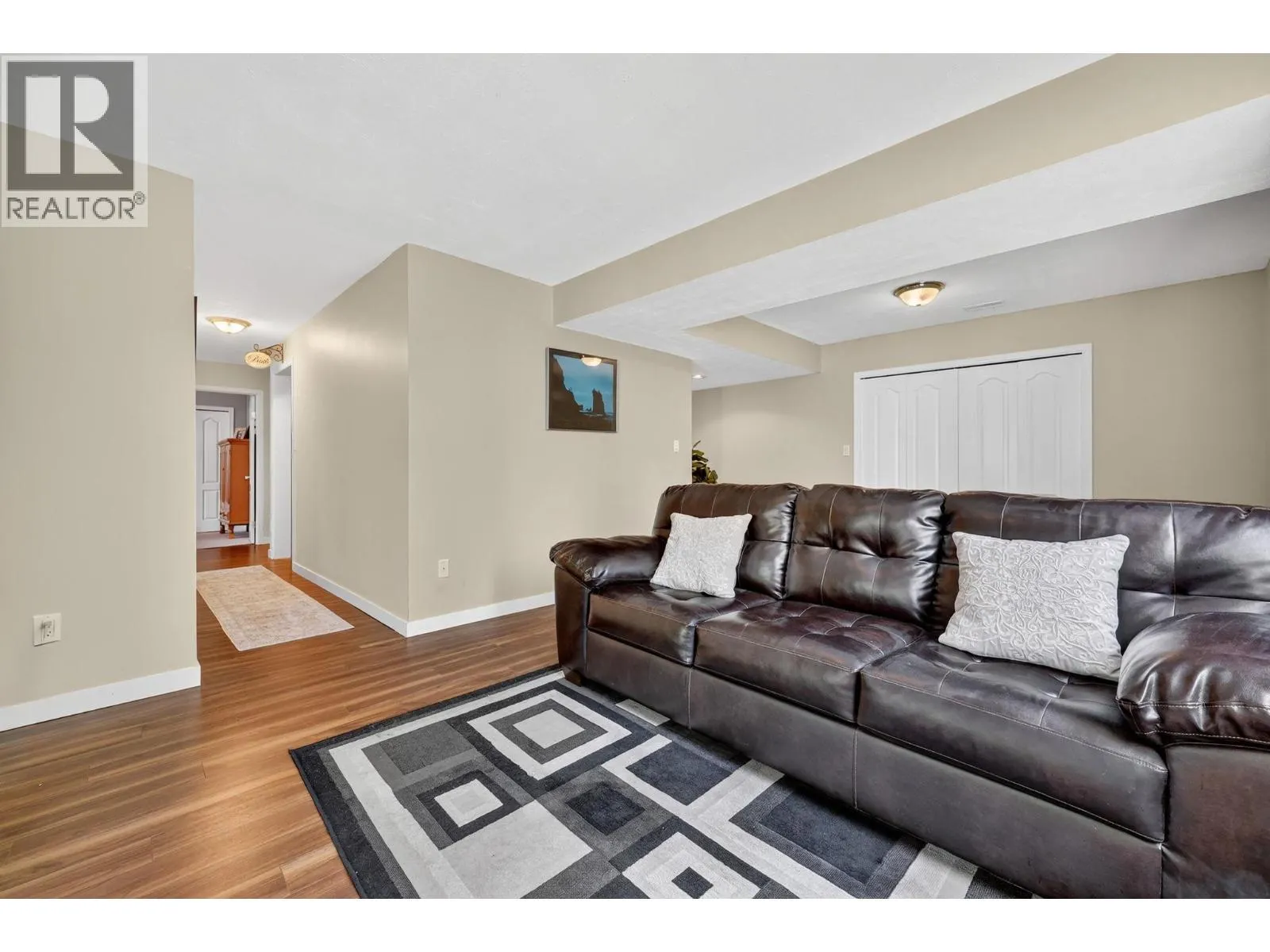 1861 Glenhaven Crescent
