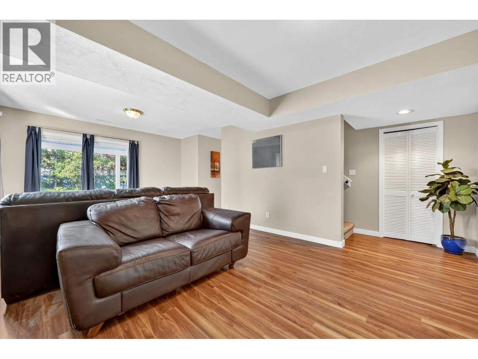 1861 Glenhaven Crescent