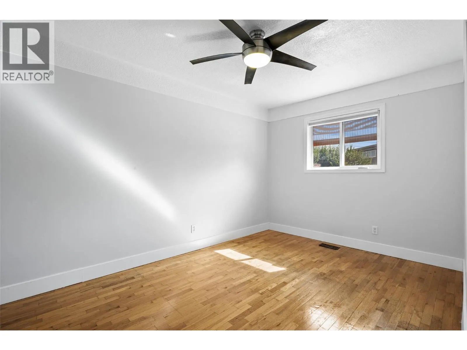945 RENFREW Avenue