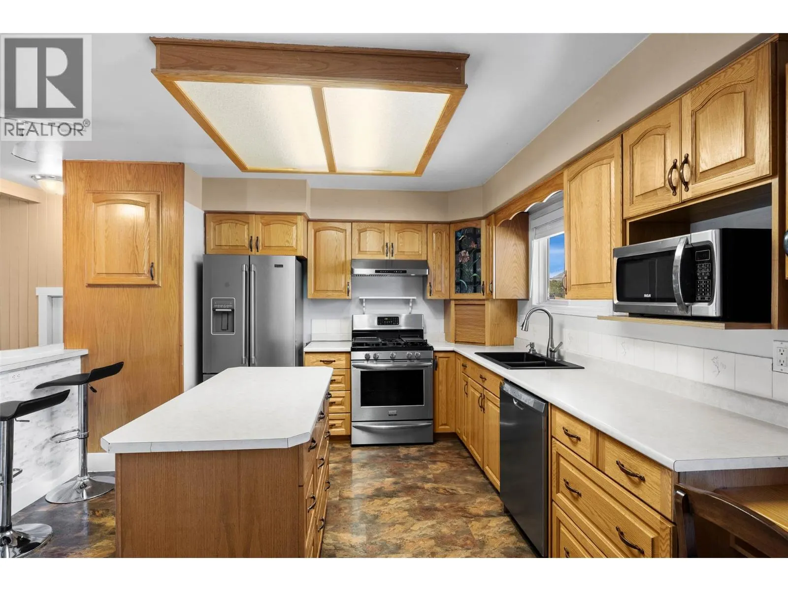 945 RENFREW Avenue