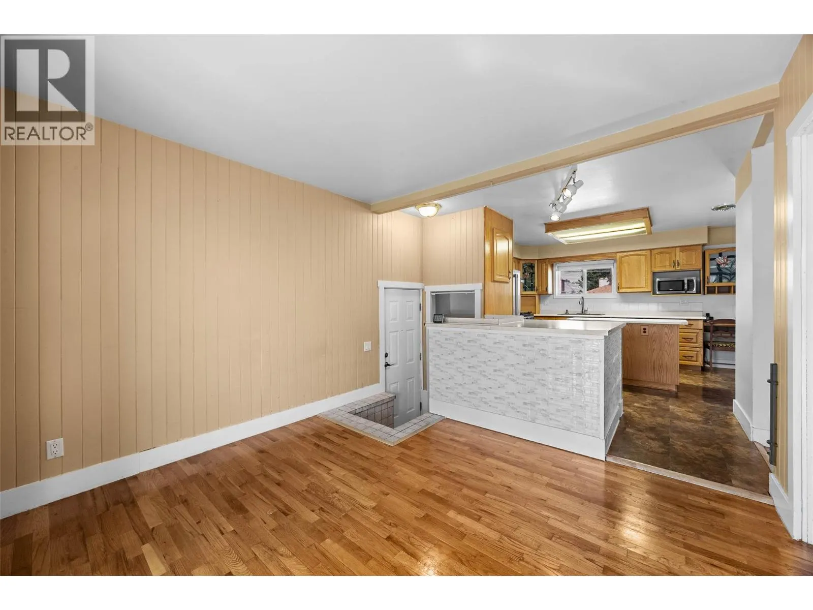 945 RENFREW Avenue