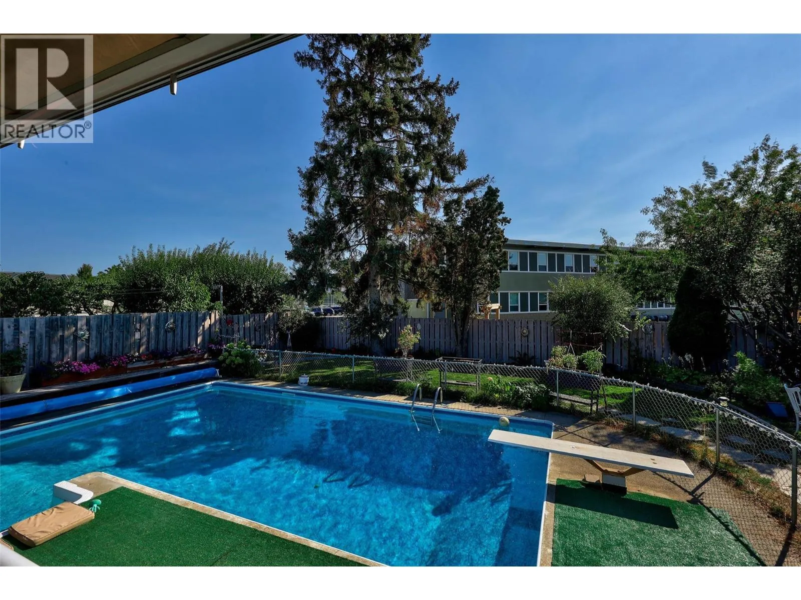 945 RENFREW Avenue