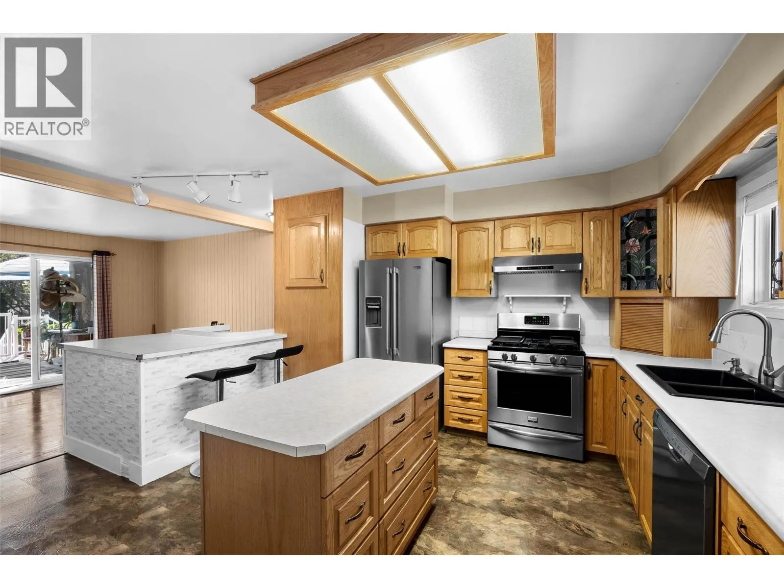 945 RENFREW Avenue
