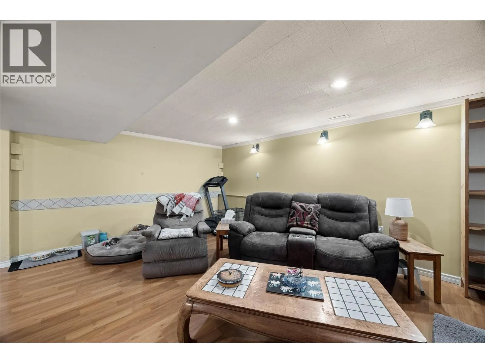 945 RENFREW Avenue