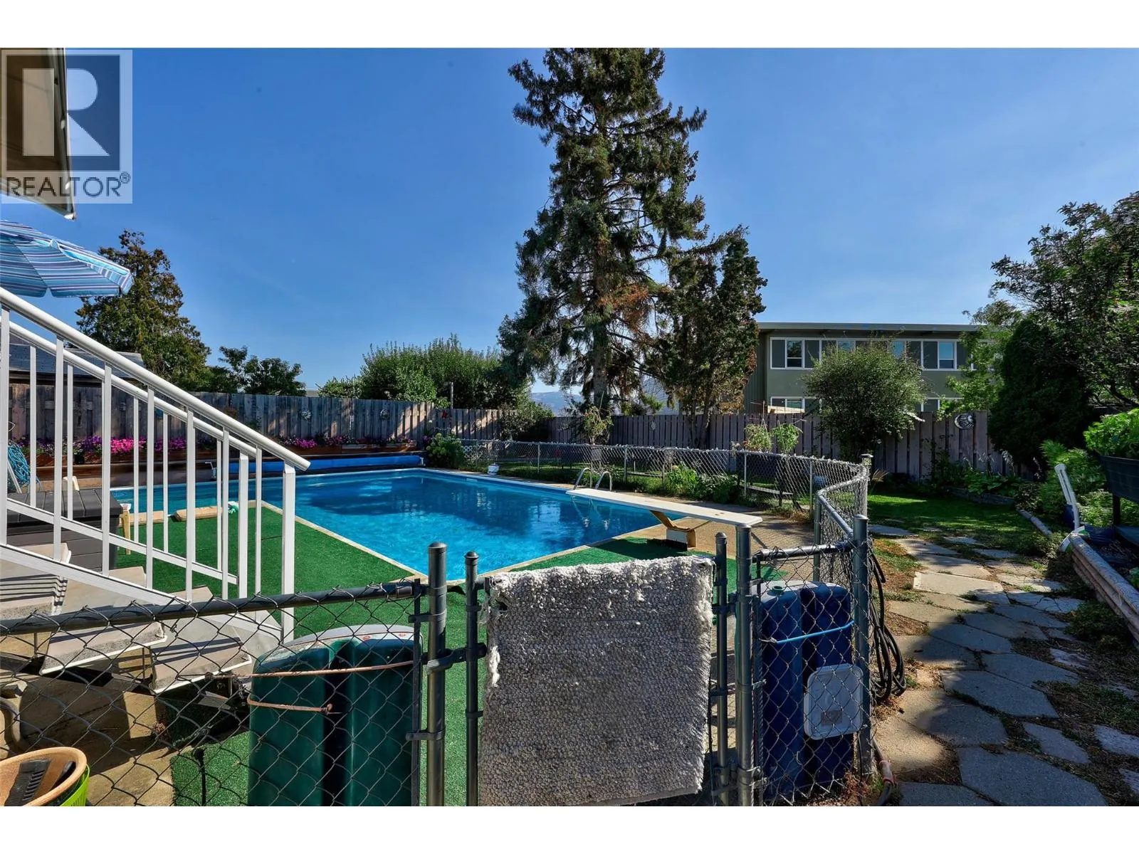 945 RENFREW Avenue