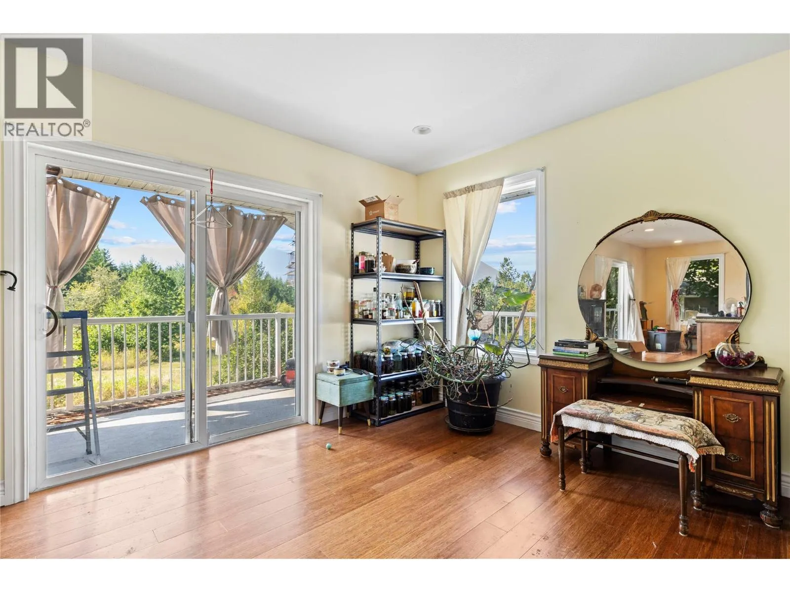 1121 Shuswap Street SW