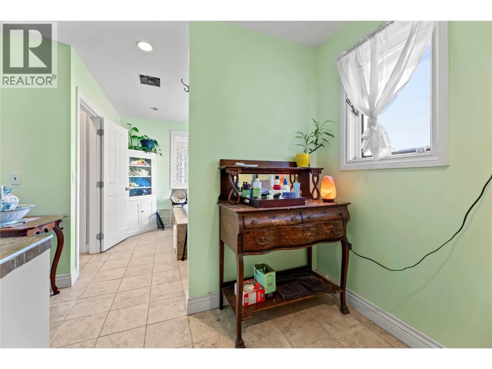 1121 Shuswap Street SW