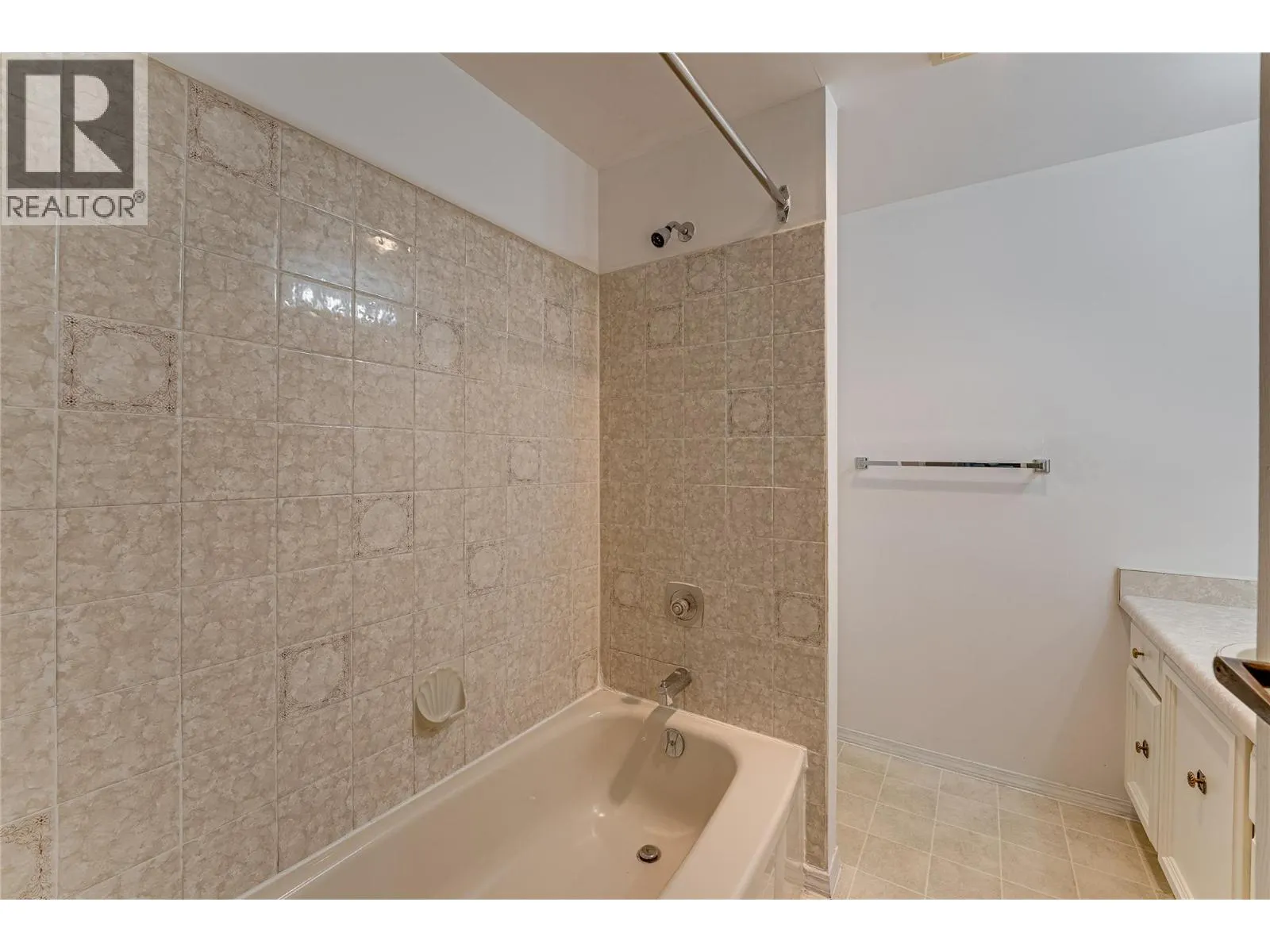 3901 32 Avenue Unit# 208