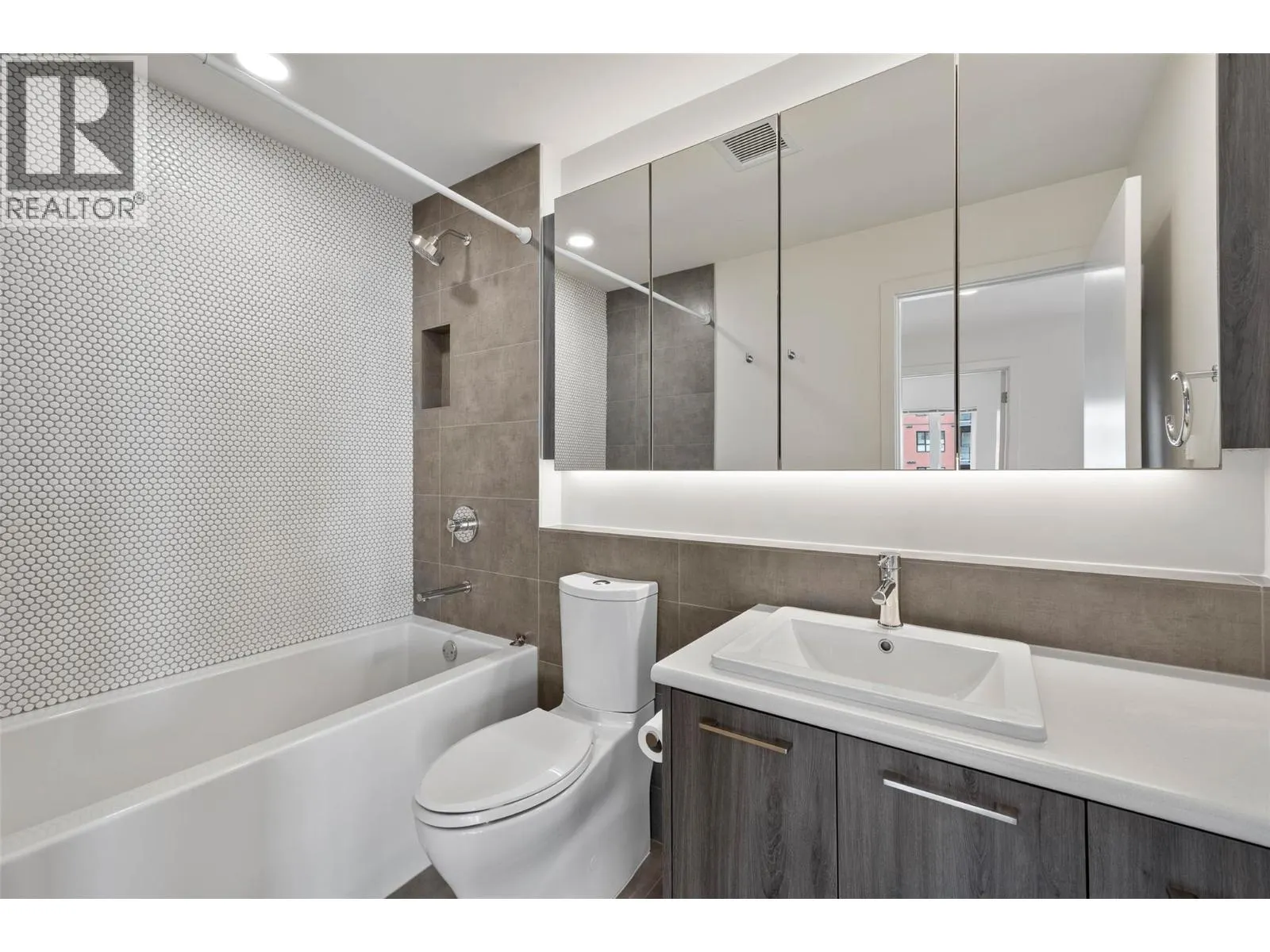 885 University Drive Unit# 201