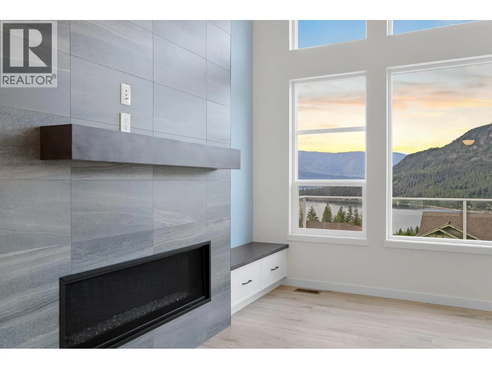 2594 Grand View Place