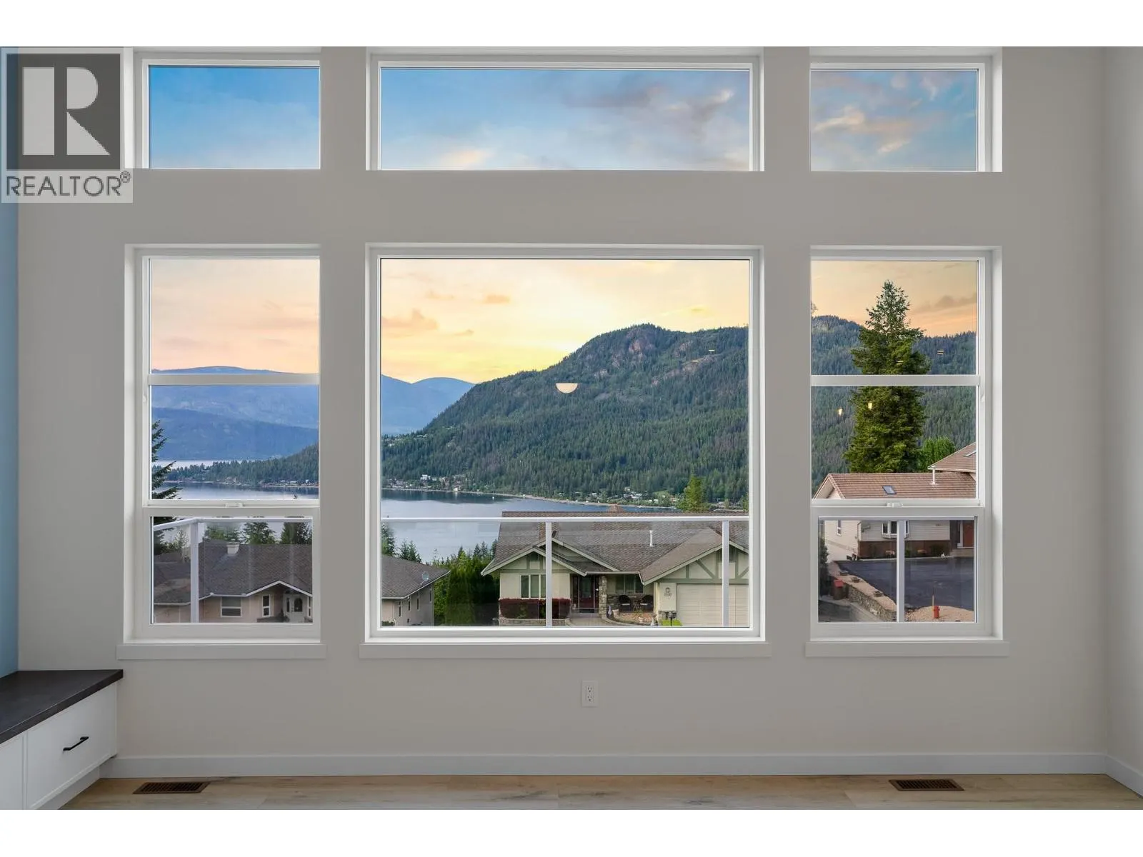 2594 Grand View Place