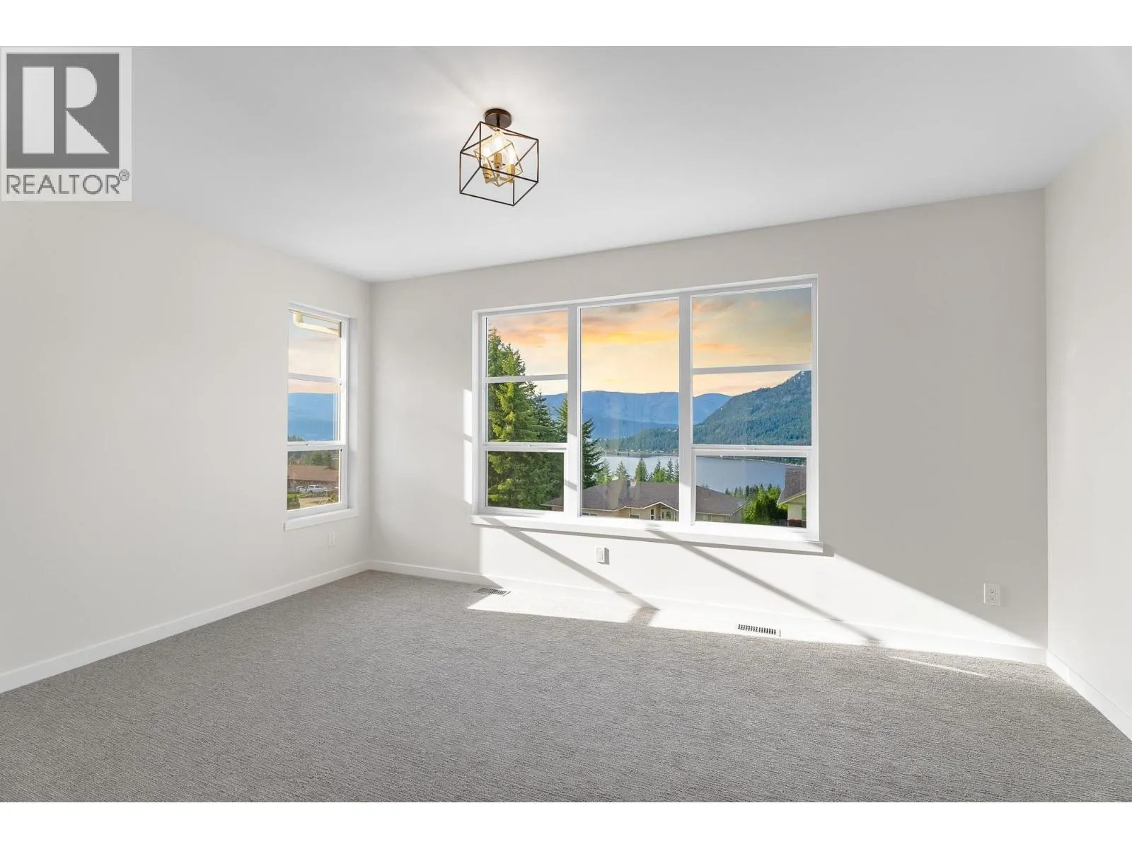 2594 Grand View Place